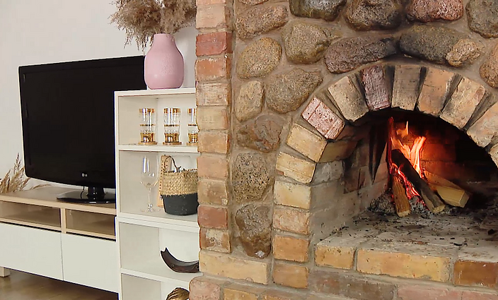 Veranda. Naujam gyvenimui prikelta sodyba, Lietuvos dvarų meno kolekcijos ir grįžtanti sienų tapyba