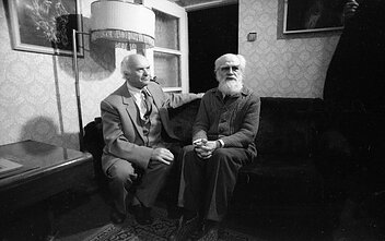 Vytautas Mikalauskas su pirmos lietuviškos pilnametražės komedijos „Jonukas ir Onutė“ (1931) aktoriumi Antanu Mackevičiumi (1990)