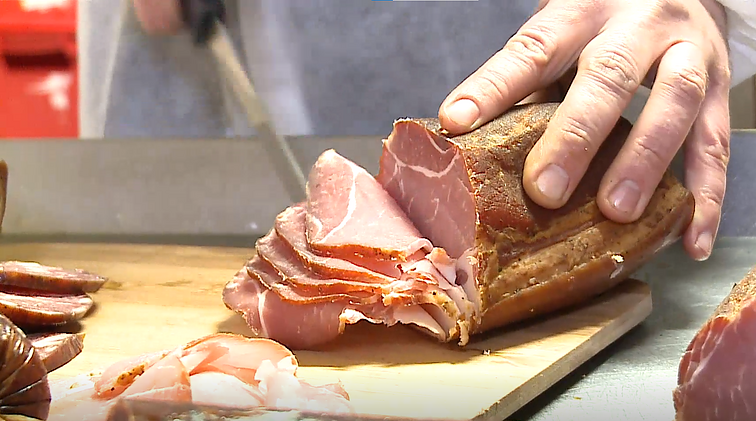 Mėsos kelias: kaip gaminami ant mūsų stalo atsiduriantys rūkyti mėsos gaminiai?