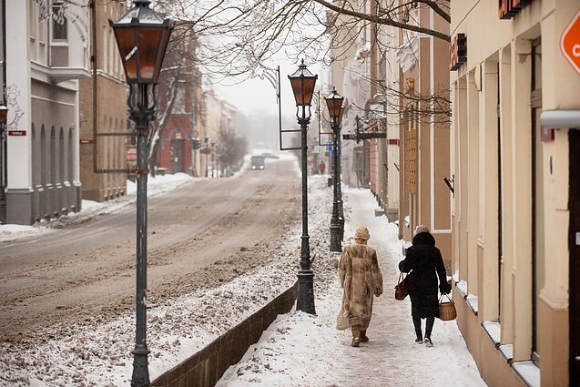 Žinios. Nuo ketvirtadienio galima nebedėvėti kaukių atvirose erdvėse, atlaisvintas judėjimas savivaldybių ribose