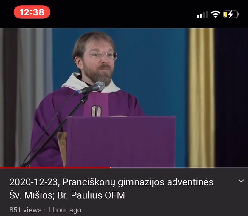 Pranciškonų gimnazijos mokiniams surengtoje kalėdinėje programoje transliuojamos mišios Pranciškonų gimnazijos mokiniams surengtoje kalėdinėje programoje transliuojamos mišios
