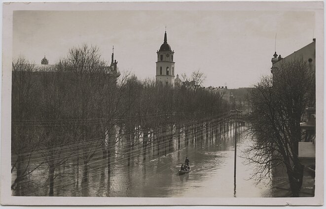 The great 1931 flood of Vilnius, Arsenal Street. Photo by J. Lozinski