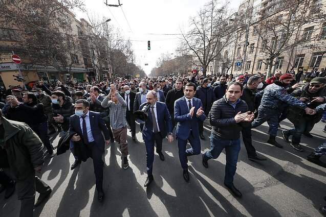 Žinios. Krizė Armėnijoje: opozicionieriai, protestuodami prieš Pašinianą, nakvojo prie šalies parlamento