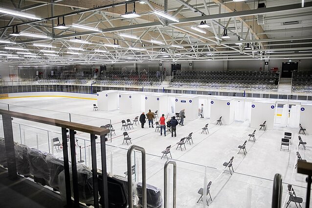 Žinios. Kauno ledo arena virto vakcinavimo centru: pirmą dieną paskiepys 650 gyventojų