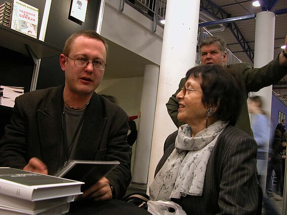Gintaras Grajauskas, Irena Veisaitė, Saulius Žukas per romano „Erezijos“ pristatymą 2005 m. Gintaras Grajauskas, Irena Veisaitė, Saulius Žukas per romano „Erezijos“ pristatymą 2005 m.