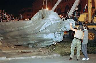 Maskvos gyventojai nugriauna sovietų slaptosios policijos įkūrėjo Felikso Džeržinskio paminklą 1991 metais Maskvos gyventojai nugriauna sovietų slaptosios policijos įkūrėjo Felikso Džeržinskio paminklą 1991 metais