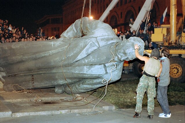 Maskvos gyventojai nugriauna sovietų slaptosios policijos įkūrėjo Felikso Džeržinskio paminklą 1991 metais Maskvos gyventojai nugriauna sovietų slaptosios policijos įkūrėjo Felikso Džeržinskio paminklą 1991 metais