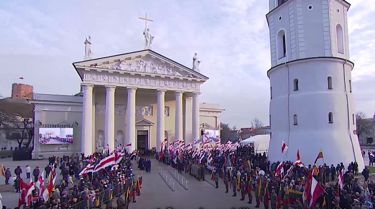 Lietuva tarp federacijos su Lenkija ir autonomijos su Rusija.