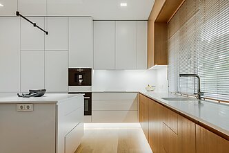 Studijos „Architektūros linija“ sukurtas interjeras. Autorius Gintaras Čaikauskas, bendraautorius Simonas Čaikauskas.