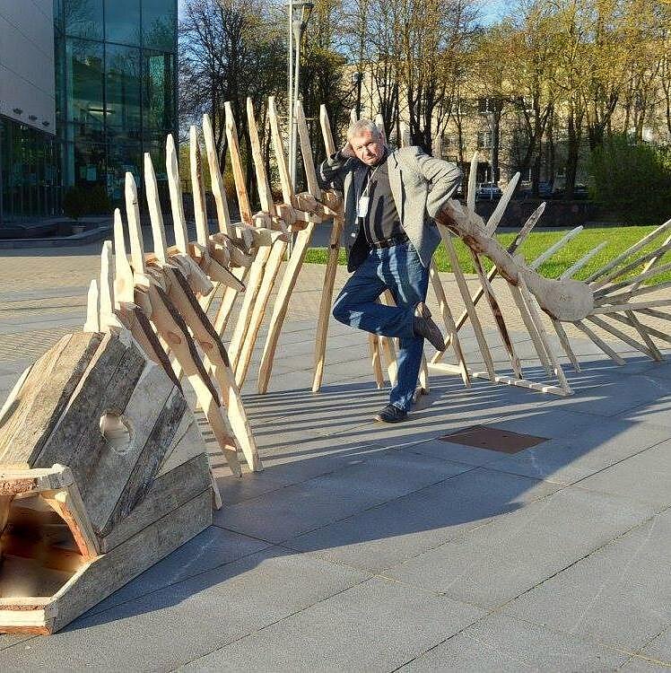 Asmeninio archyvo nuotr., Žilvinas Pranas Smalskas prie kūrinio 
„Griuvėsiai".