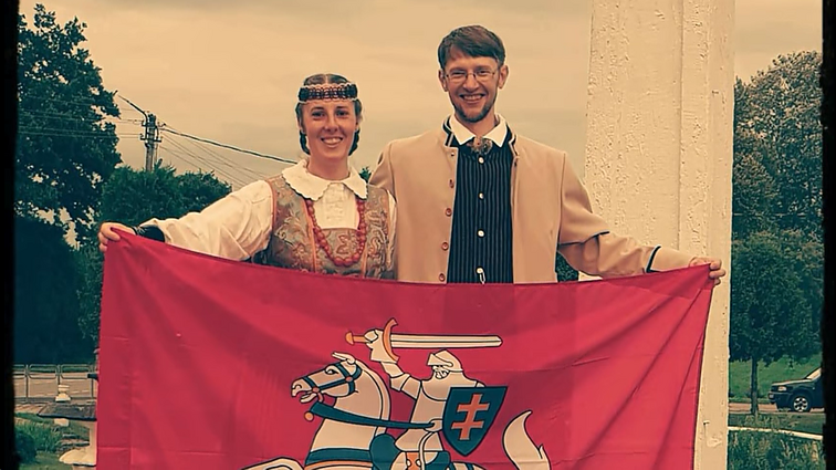 Už Vilniaus. Su ožiais vaikštinėjanti jaunuolių pora iš vienkiemio: o kas mums?