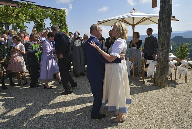Karin Kneissl ir Vladimiras Putinas Karin Kneissl ir Vladimiras Putinas