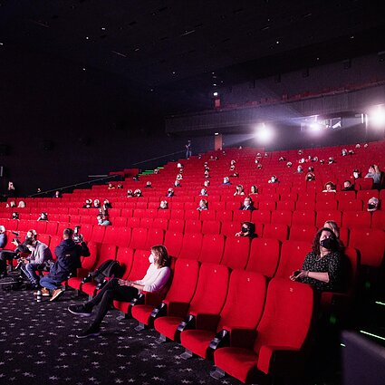 Ryto allegro. Laukiame kino teatrų atidarymo – kiek filmų „rūgsta ant lentynos“?