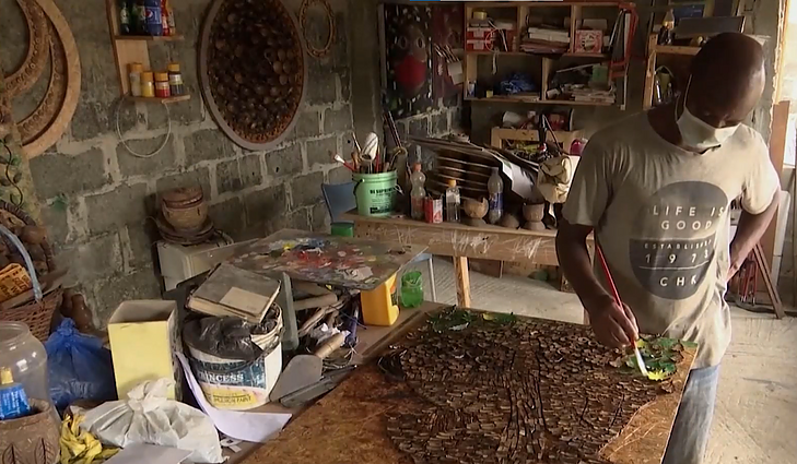 Menininkas iš Nigerijos kokoso kevalus paverčia meno kūriniais