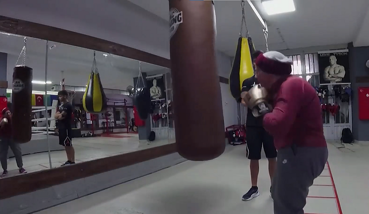 Įkvepiantis pavyzdys: su Parkinsono liga senolė kovoja pasitelkusi boksą