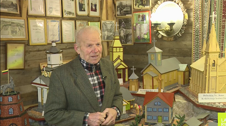 Tremtyje fotografijos išmokęs 88-erių anykštėnas pagal nuotraukas išdrožė miesto bažnyčias: sako jas pasirinkęs ne veltui