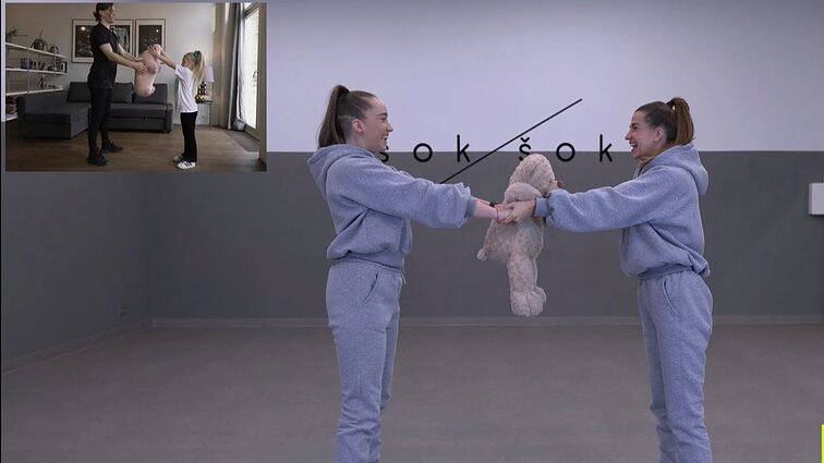 Nuotaikinga mankšta tėvams su vaikais, kuriai prireiks tik mėgstamo žaislo ir nusiteikimo