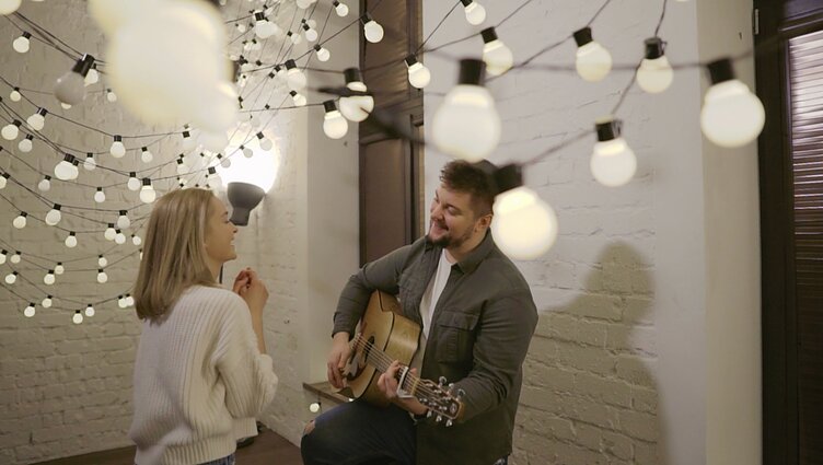 Kadras iš Dainoto Varno klipo 