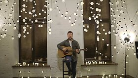 Kadras iš Dainoto Varno klipo 