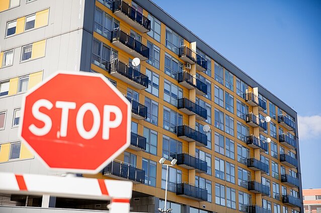 Skilus sostinės daugiabučio sienai ekspertas paaiškino, kodėl nutinka tokios situacijos