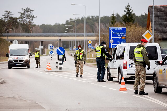 Pirmieji policijos kontrolės postai keliuose atsirado per Velykas. Kilus susirgimų protrūkiui, vėliau uždaroma Nemenčinė. Pirmieji policijos kontrolės postai keliuose atsirado per Velykas. Kilus susirgimų protrūkiui, vėliau uždaroma Nemenčinė.