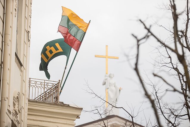 Lietuva švenčia Kovo 11-ąją: į iškilmingus renginius dėl pandemijos žmonės nekviesti, tačiau pasiilgę šventės patys ją kūrė