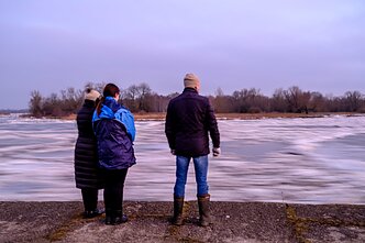People observe the floating ice. People observe the floating ice.