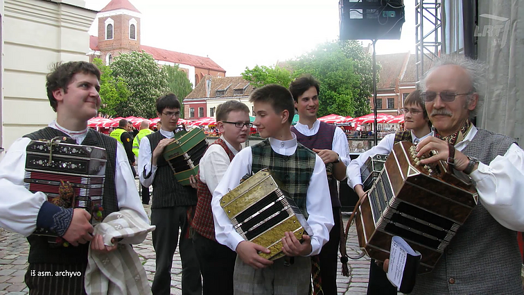 Iš Vokietijos atkeliavusios bandonijos pamokos Kaune: vienas mygtukas turi du garsus, vieną – stumiam, kitą – traukiam