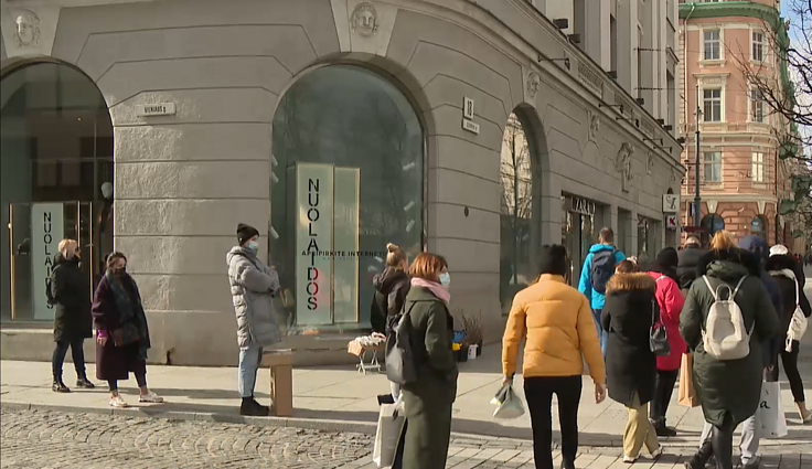 Būriai pirkėjų suplūdo į atsivėrusias parduotuves: vieni išsiilgo galimybės prekes pačiupinėti, kiti stebisi eilėmis