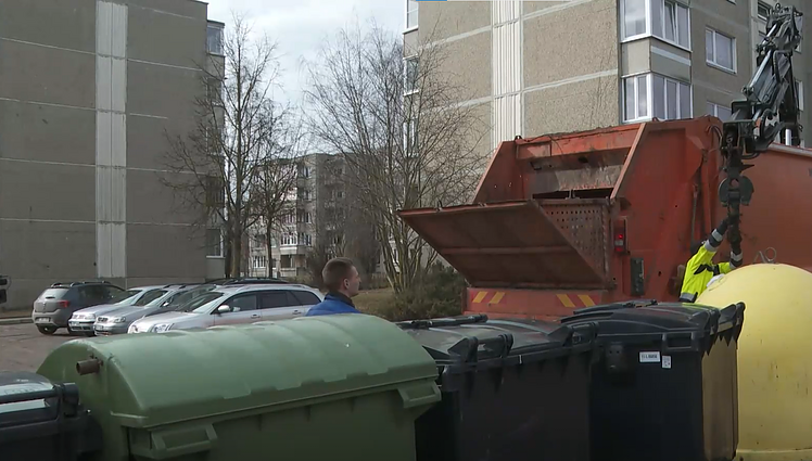 Alytuje – gyventojų nepasitenkinimas kalnais šiukšlių prie konteinerių: aptarnaujančiai įmonei skirtos baudos