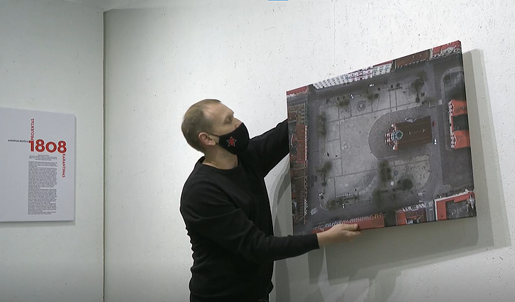 Tuščias miestų aikštes menanti Andriaus Repšio paroda: dronu įamžino pirmojo karantino vaizdus