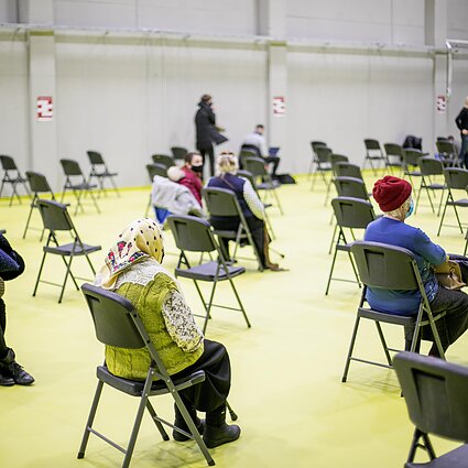 60 minučių. Kaip pasitinkame atnaujintą skiepijimą „AstraZeneca“?
