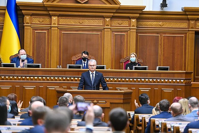 Sužeistus karius Ukrainoje aplankęs Nausėda sakė, kad sankcijos Rusijai turi tęstis, o paskelbtos paliaubos neveikia