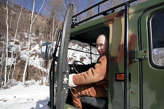 Vladimiras Putinas Sibire po miškus važinėjosi visureigiu ir karstėsi tiltu