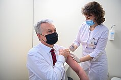 Prezidentas Gitanas Nausėda „AstraZeneca“ vakcina paskiepytas nuo COVID-19 Prezidentas Gitanas Nausėda „AstraZeneca“ vakcina paskiepytas nuo COVID-19