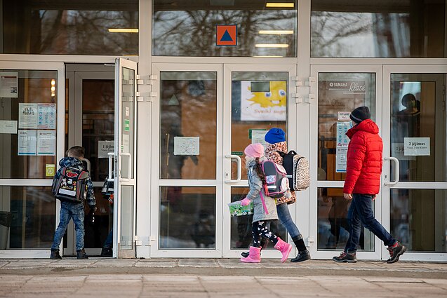 Antra Rugsėjo 1-oji mokyklose: į klases nešini gėlėmis sugrįžo beveik 60 tūkst pradinukų