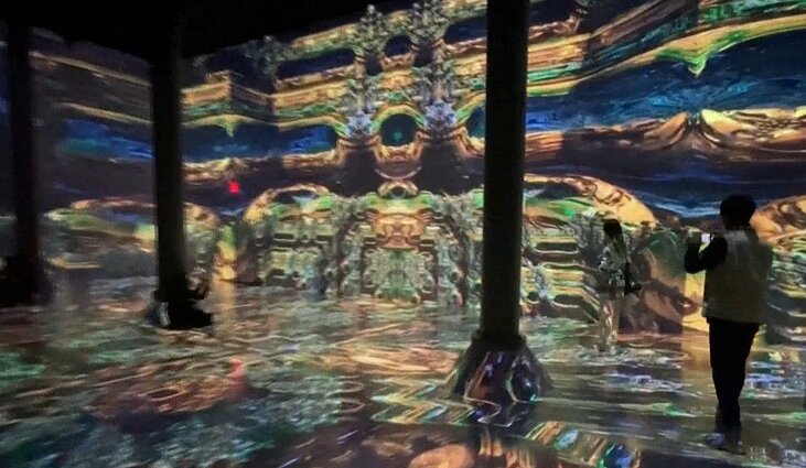 Unikalu paroda Niujorke: skaitmeniniai fraktalai, priversiantys pasijusti kaip kitame pasaulyje