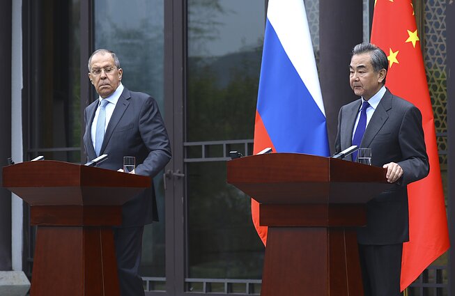 Kinijos ir Rusijos užsienio reikalų ministrai Wang Yi ir Sergejus Lavrovas Kinijos ir Rusijos užsienio reikalų ministrai Wang Yi ir Sergejus Lavrovas
