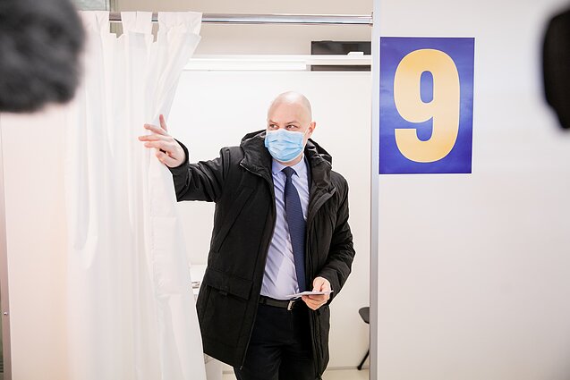 Skiepijasi Vyriausybės ir Seimo nariai: tikisi, kad artimiausiu metu į skiepų eilę bus įtrauktos ir naujos grupės
