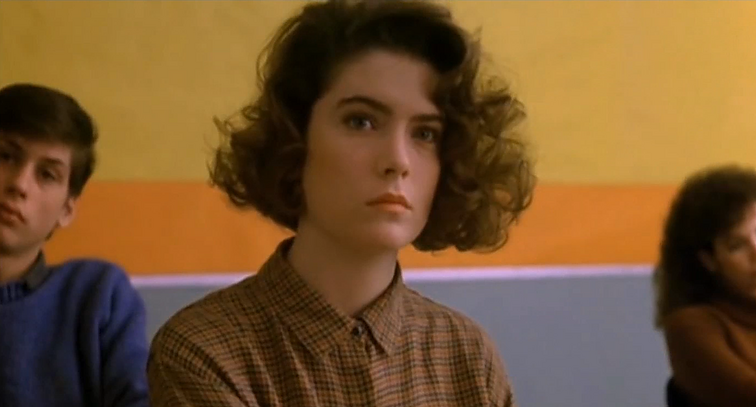 Ryto klausimas: kuo vardu Laros Flynn Boyle herojė buvo „Tvin Pykso“ seriale?