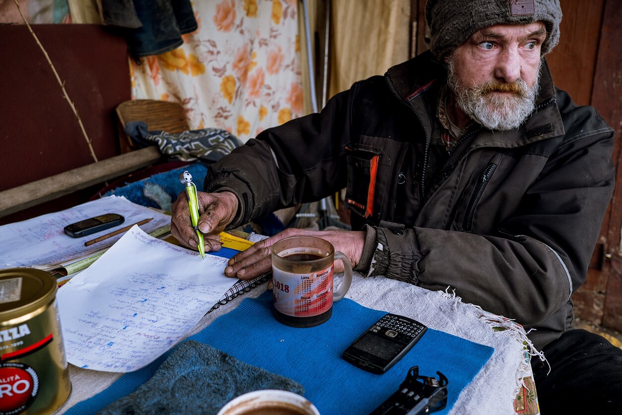 Česlovas yra baigęs Rietavo technikumą, vėliau dirbęs Telšiuose žemės ūkio dirbtuvėse, paskui Katyčių dirbtuvėse, Šilutės baldų fabrike. Nepriklausomybės pradžioje, kuomet buvo šaudymai Medininkuose, jis tarnavo Pagėgiuose ir Panemunėje pasieniečiu: „Liepė saugotis, juk ginklų neturėjome.“