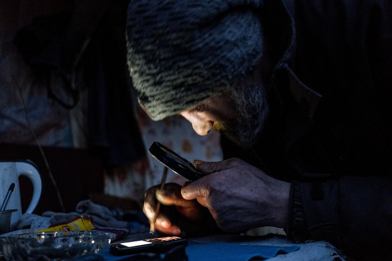 Jo poezijos rašymo rinkinys – „eilėraštinis“ telefonas, didinamasis stiklas ir pieštukas.