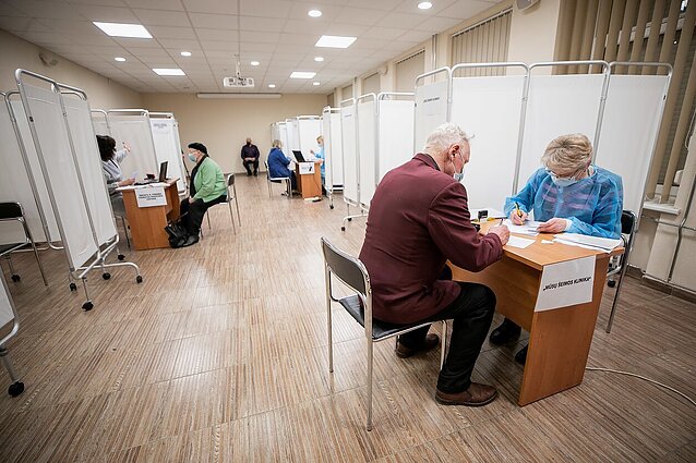 Laba diena, Lietuva. Šiauliuose žmonės irgi stojo į gyvą eilę dėl „AstraZeneca“ vakcinos, keliamas ir klausimas, kaip derinti skiepus nuo kitų ligų