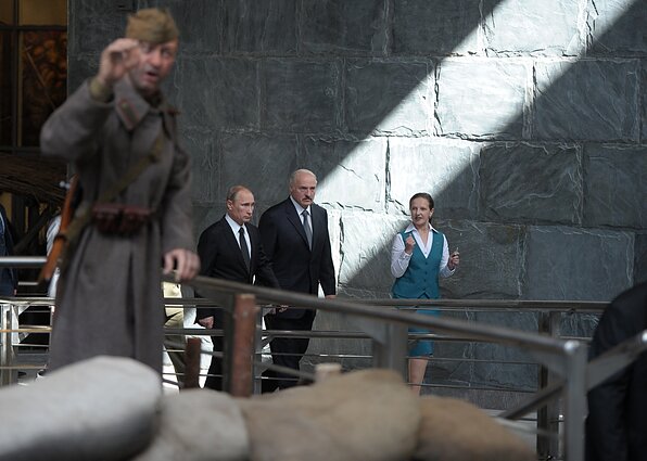 Vladimiras Putinas ir Aliaksandras Lukašenka lankosi Antrojo pasaulinio karo muziejuje Minske 2014 metais Vladimiras Putinas ir Aliaksandras Lukašenka lankosi Antrojo pasaulinio karo muziejuje Minske 2014 metais
