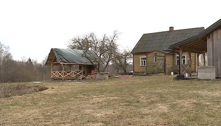 Gyventi kaime gera. Kaip sodinti ankstyvąsias bulves ir gaminti smilkalus iš Lietuvos pievose ir pelkėse auginamų vaistažolių?