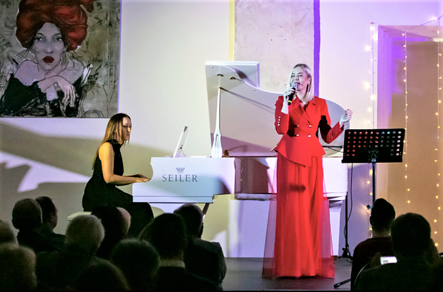 „White Piano Hall“