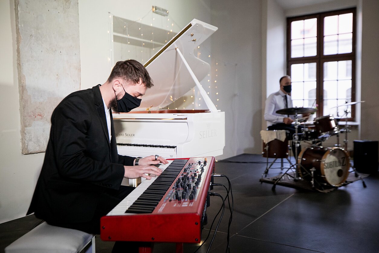 „White Piano Hall“ užsidaro. „Subtilu-Z“