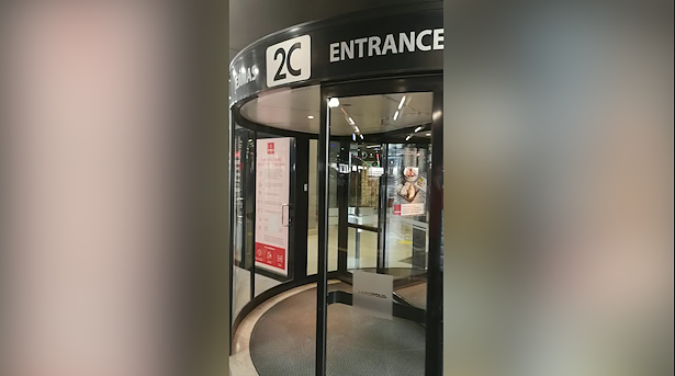 Skaitytojo užfiksuotame vaizdo įraše – atskirą įėjimą suformavęs ir duris Kauno „Akropolyje“ atvėręs „Sportland“