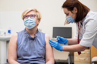 Ingrida Šimonytė skiepijama „AstraZeneca“ vakcina Ingrida Šimonytė skiepijama „AstraZeneca“ vakcina