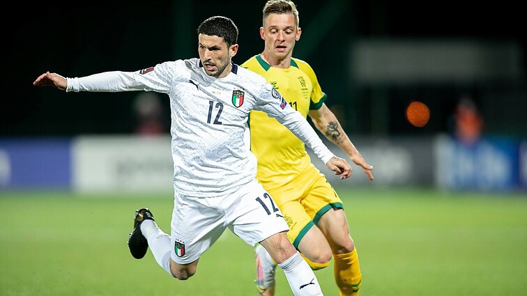 Antrojo kėlinio pradžioje italai pasiekia savo – po rikošeto įvartį pelno Stefano Sensi